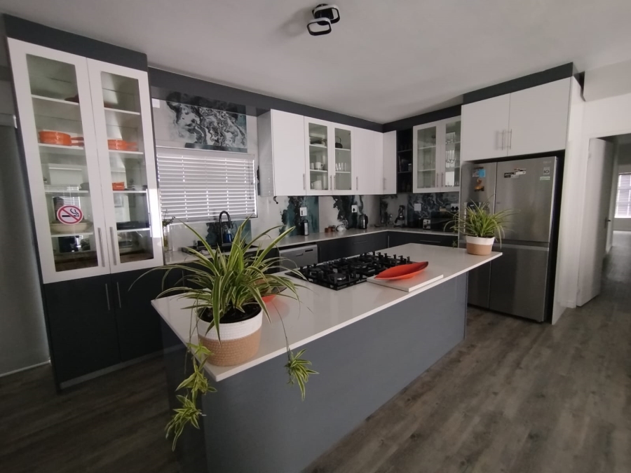 4 Bedroom Property for Sale in Hoogland Western Cape